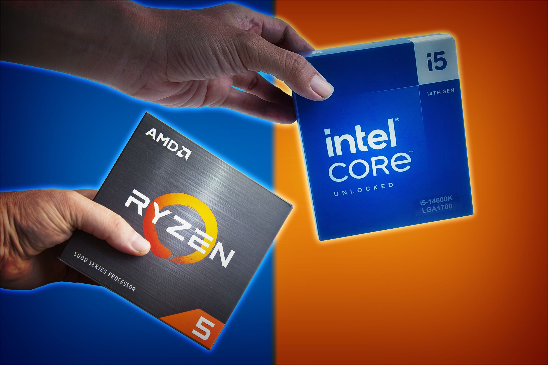 أيدي تحمل صناديق معالجات AMD Ryzen 5 وIntel Core i5، مما يسلط الضوء على المنافسة بين العلامتين التجاريتين لوحدة المعالجة المركزية.