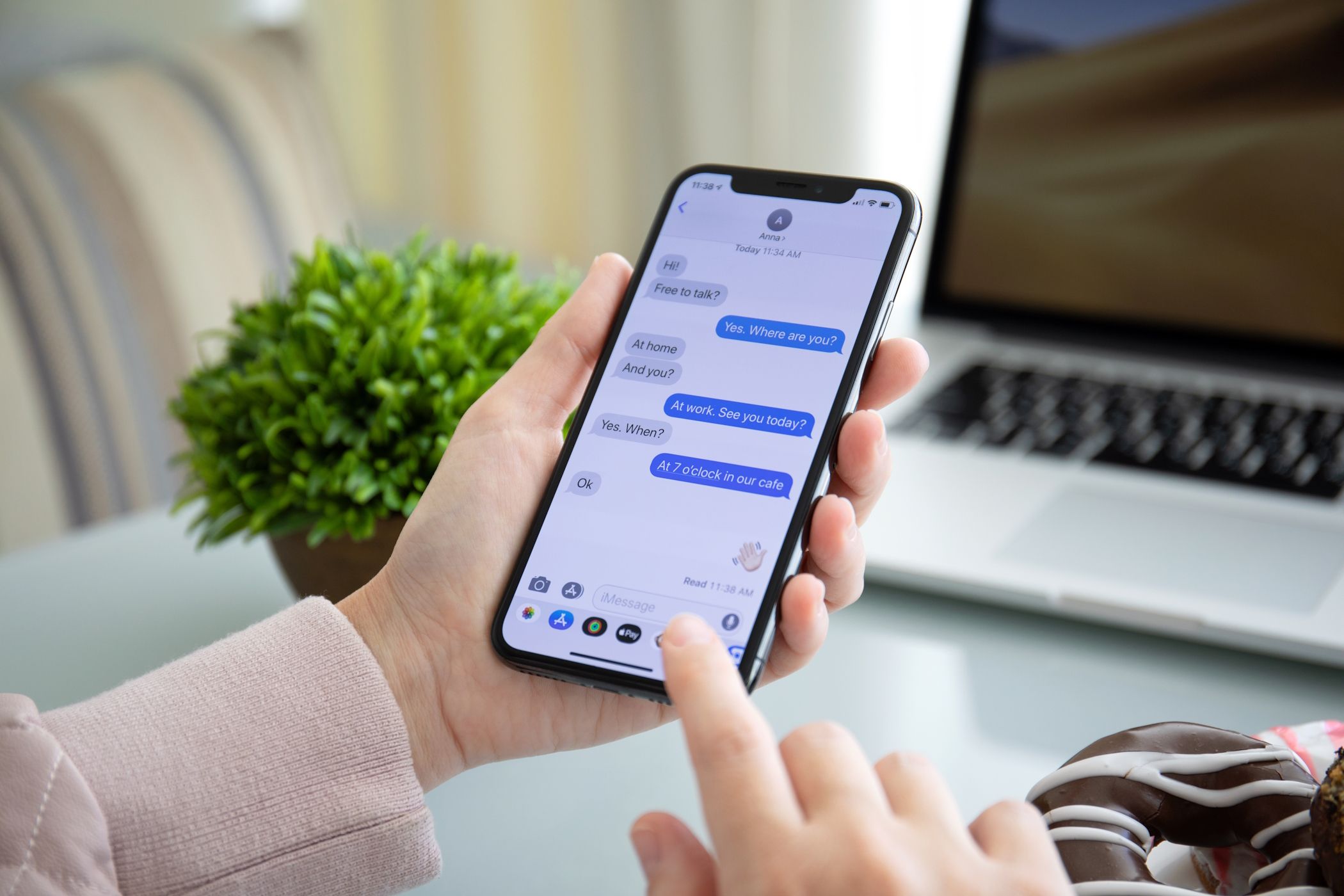 امرأة تستخدم imessage على iPhone لها