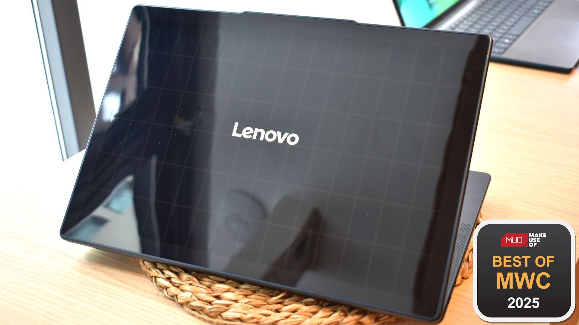 Lenovo Solar Charging Pampy Beach Pane في MWC 2025 مع جائزة