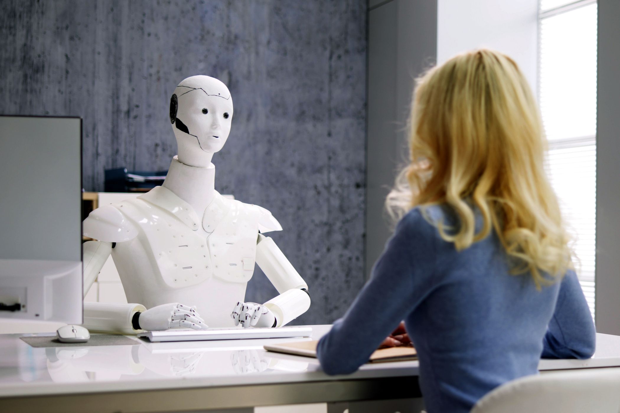 امرأة في مقابلة عمل مع AI Robot