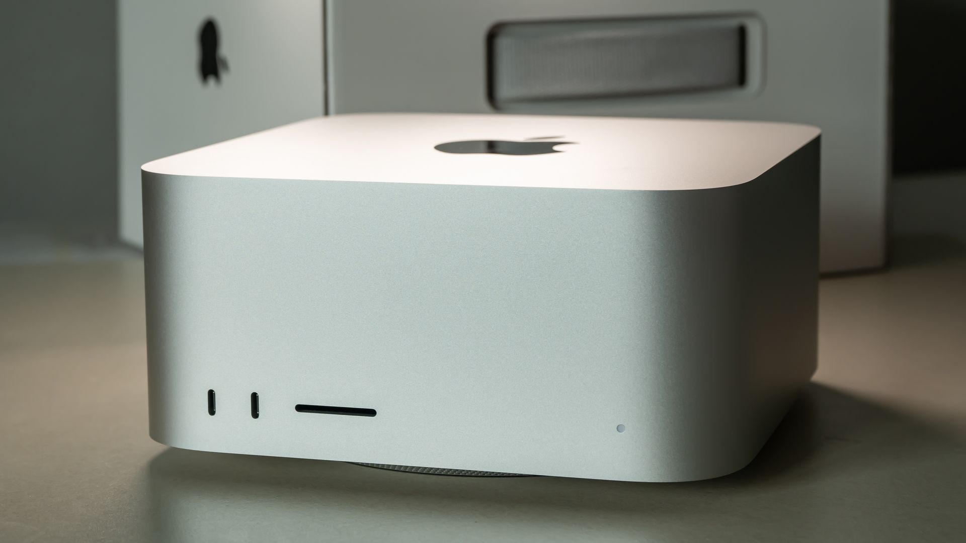 Computer Mac Studio sur un bureau.