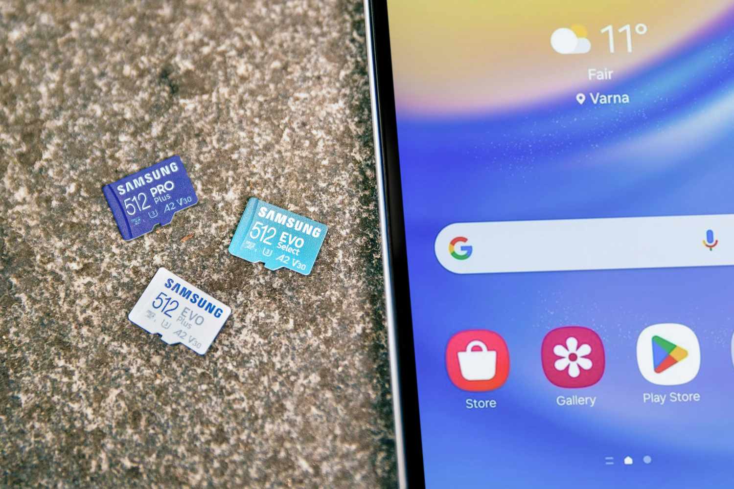 Cartes Samsung SD à côté d'un appareil Android