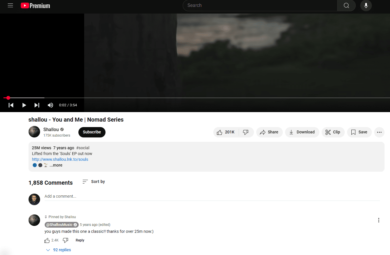 Le début d'une description d'une vidéo YouTube