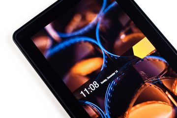 Une tablette Amazon Fire avec l'écran de verrouillage activé.