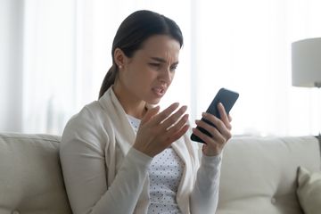 Femme malheureuse frustrée par le téléphone portable.