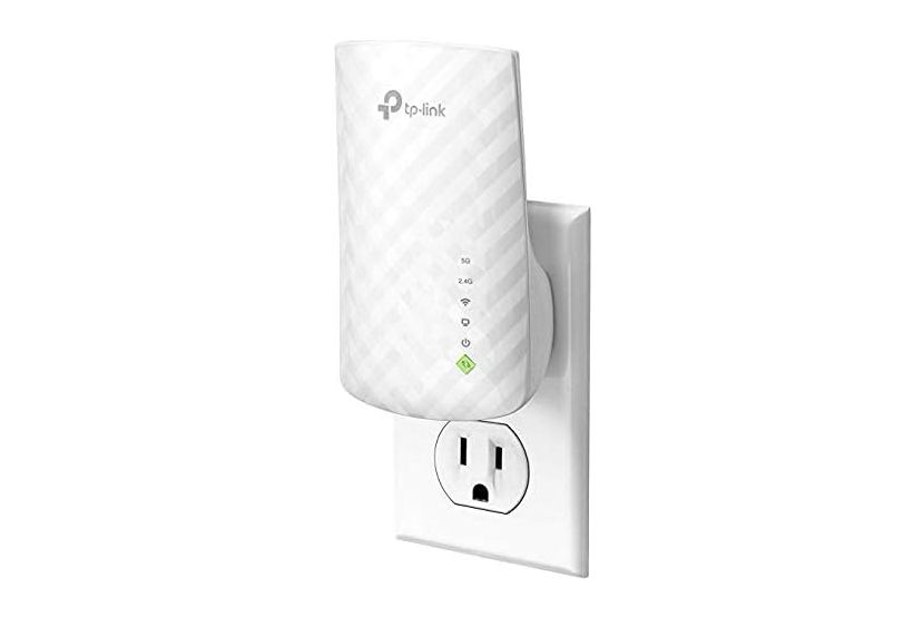 Extenseur Wi-Fi Wi-Fi blanc avec le port Ethernet branché sur un mur
