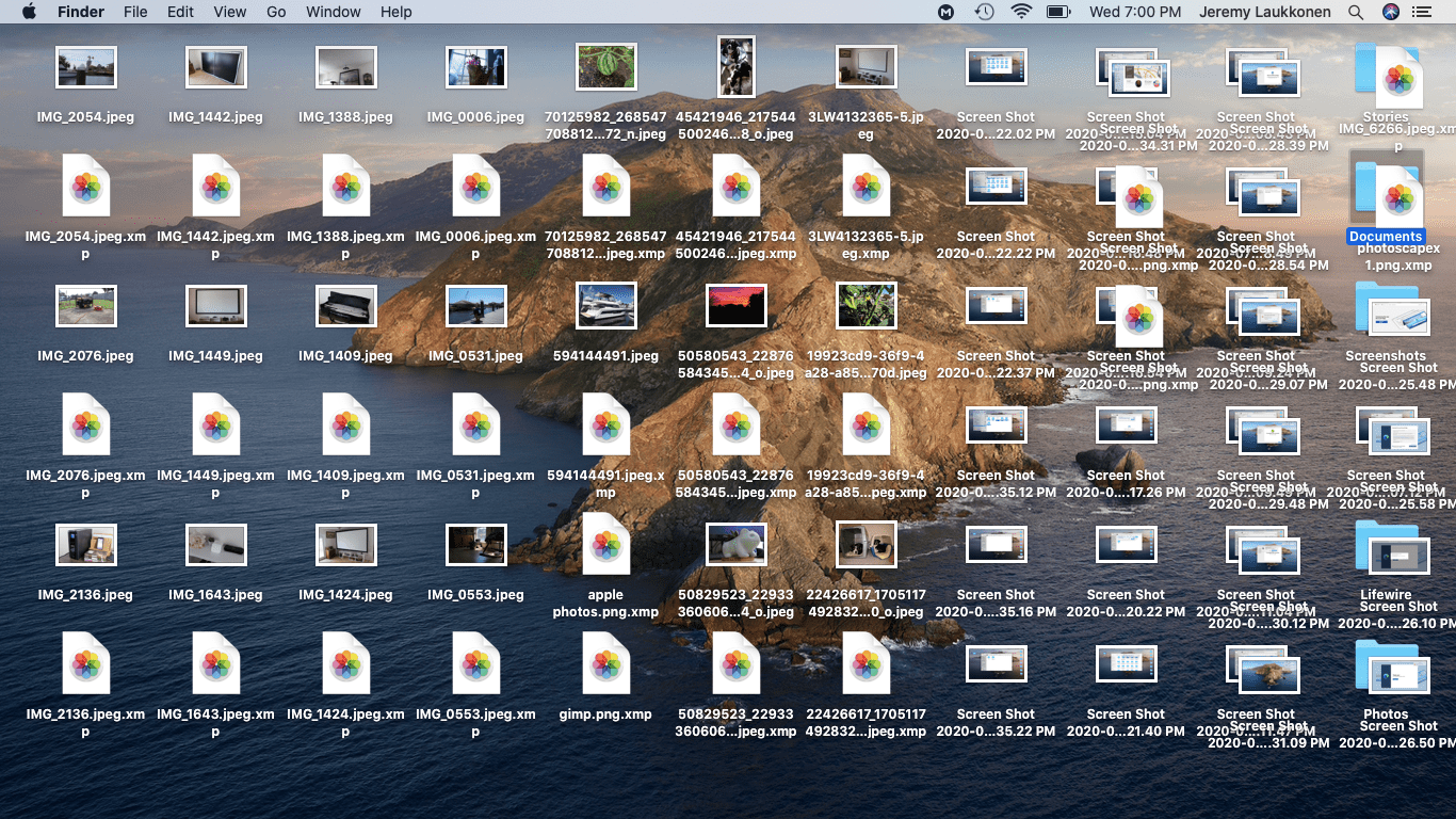 Un bureau MAC encombré.