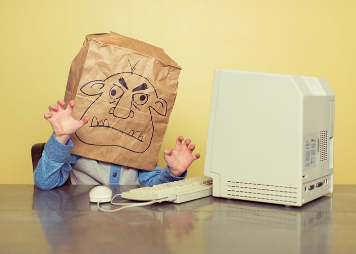 Ce jeune se cache derrière une fausse identité et agit comme un troll en ligne.