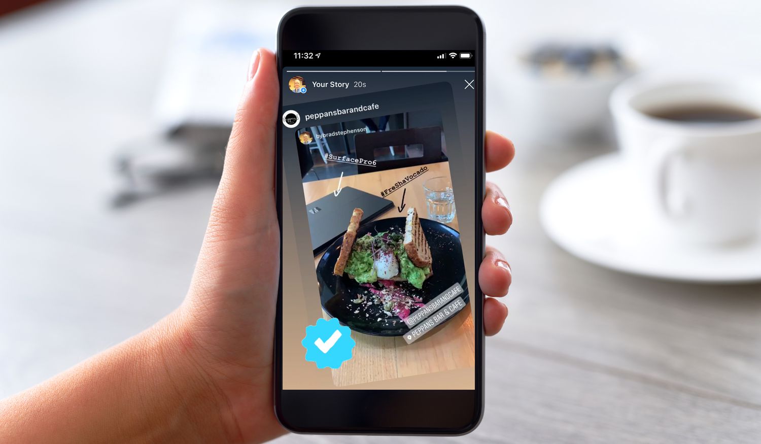 Une femme qui résonnait une histoire Instagram avec l'application Instagram iPhone dans un café.