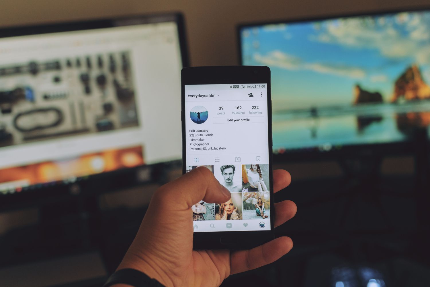 Une photo de quelqu'un qui maintient un smartphone montrant un profil Instagram.