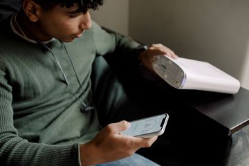 Un homme utilisant son téléphone pour configurer un routeur sans fil
