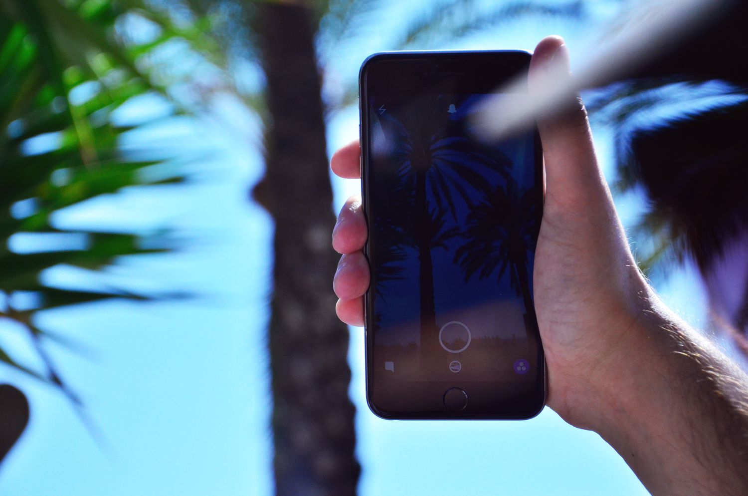 Filant une histoire Snapchat avec un smartphone.