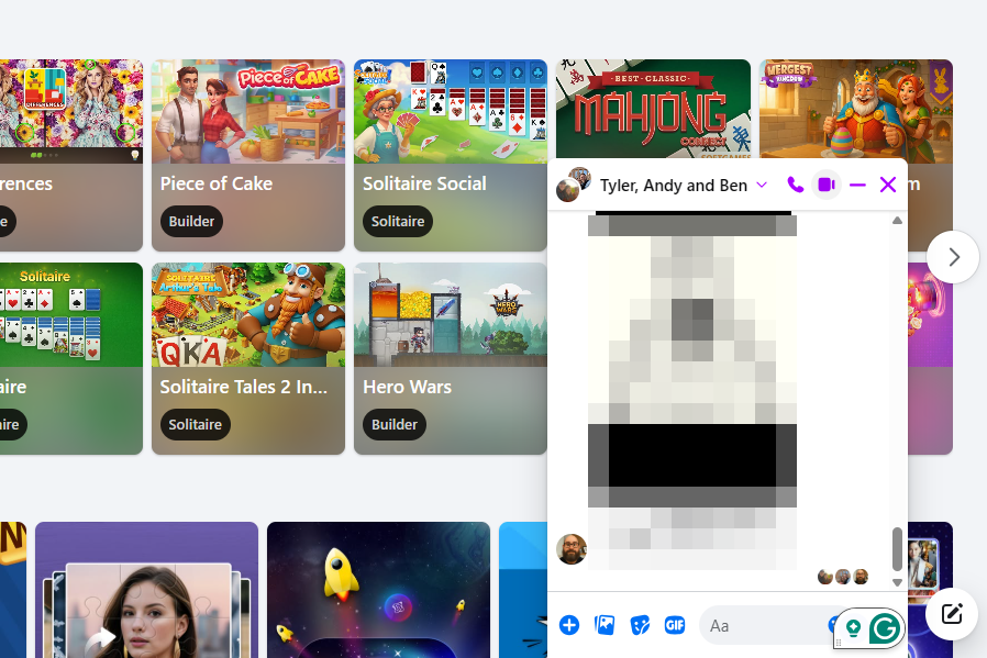 Bouton de caméra vidéo sélectionné pour un chat de groupe sur Facebook