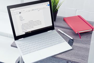 Un paragraphe en retrait dans Google Docs sur un ordinateur portable sur une table