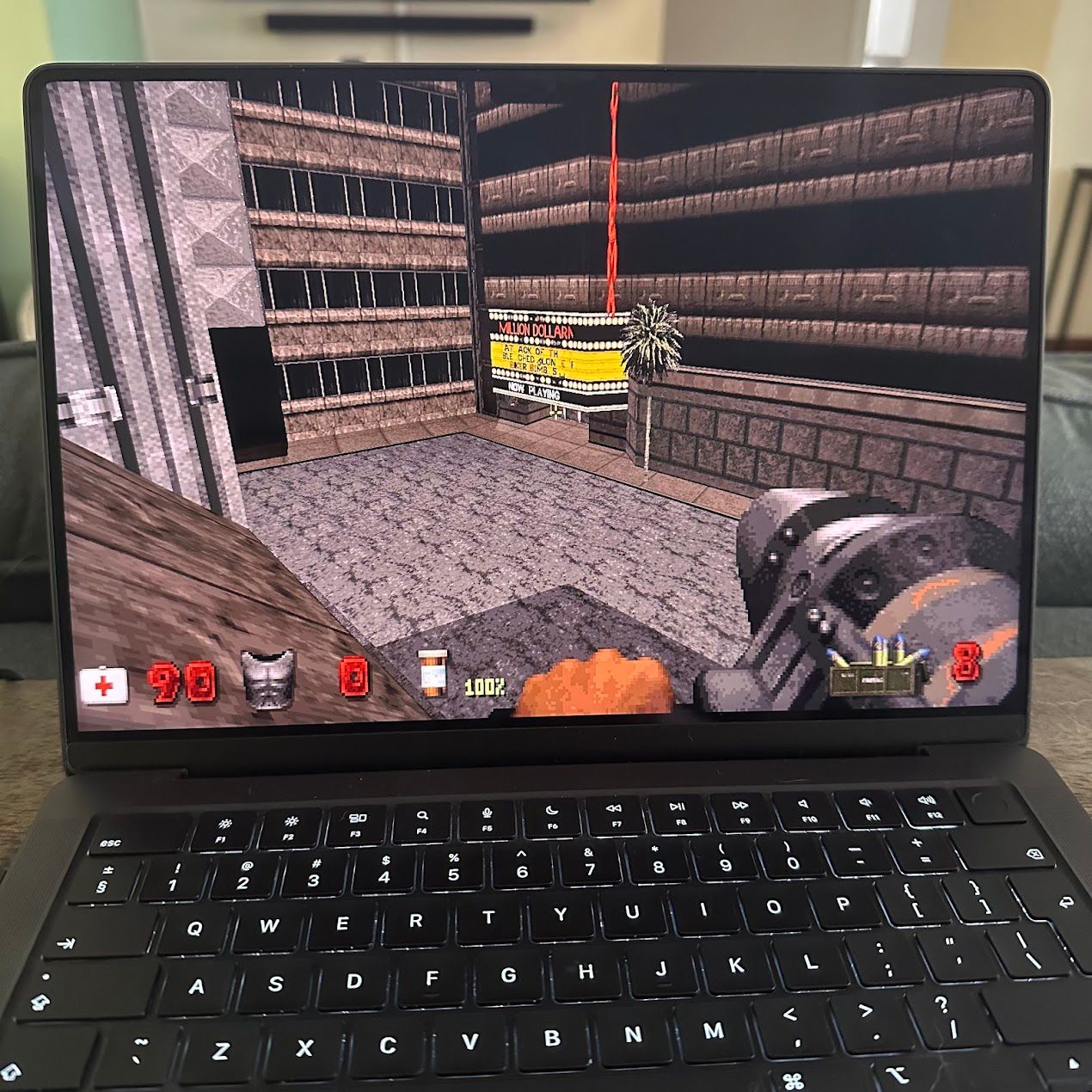 Duke Nukem 3D fonctionnant sur un MacBook Pro.