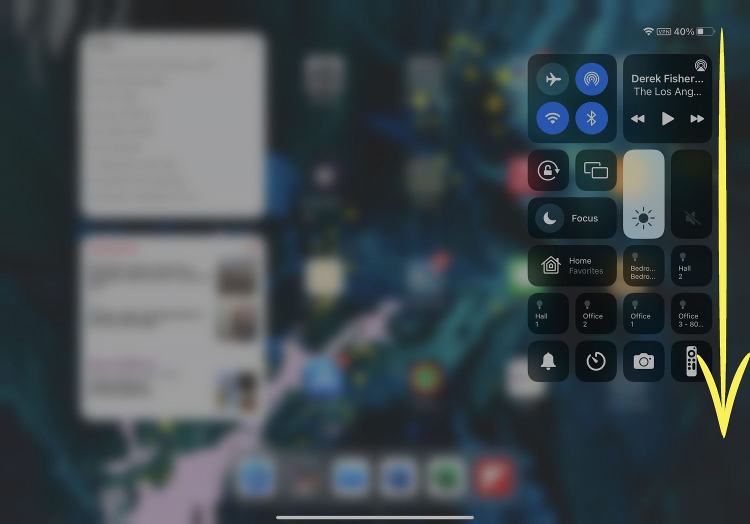 Où glisser vers le bas pour ouvrir le centre de contrôle mis en évidence sur un iPad.