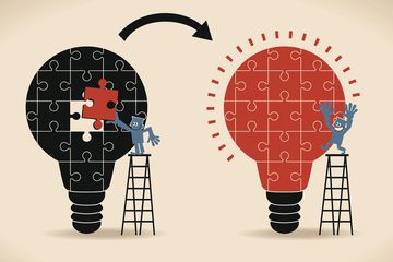 Illustration de l'homme d'affaires debout sur l'échelle, complétant une idée de puzzle d'ampoule