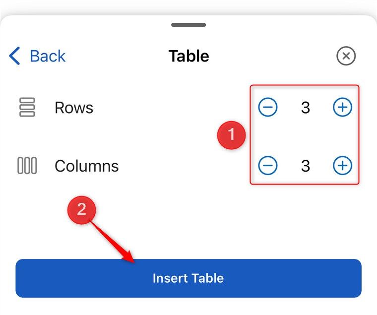 Les options de l'application mobile Microsoft Word pour modifier les nombres de lignes et de colonnes dans une table sont en surbrillance et le tableau d'insertion est sélectionné.