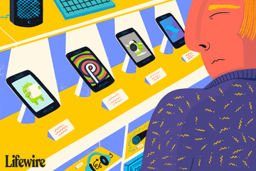 Personne qui regarde des téléphones avec différentes versions Android sur eux