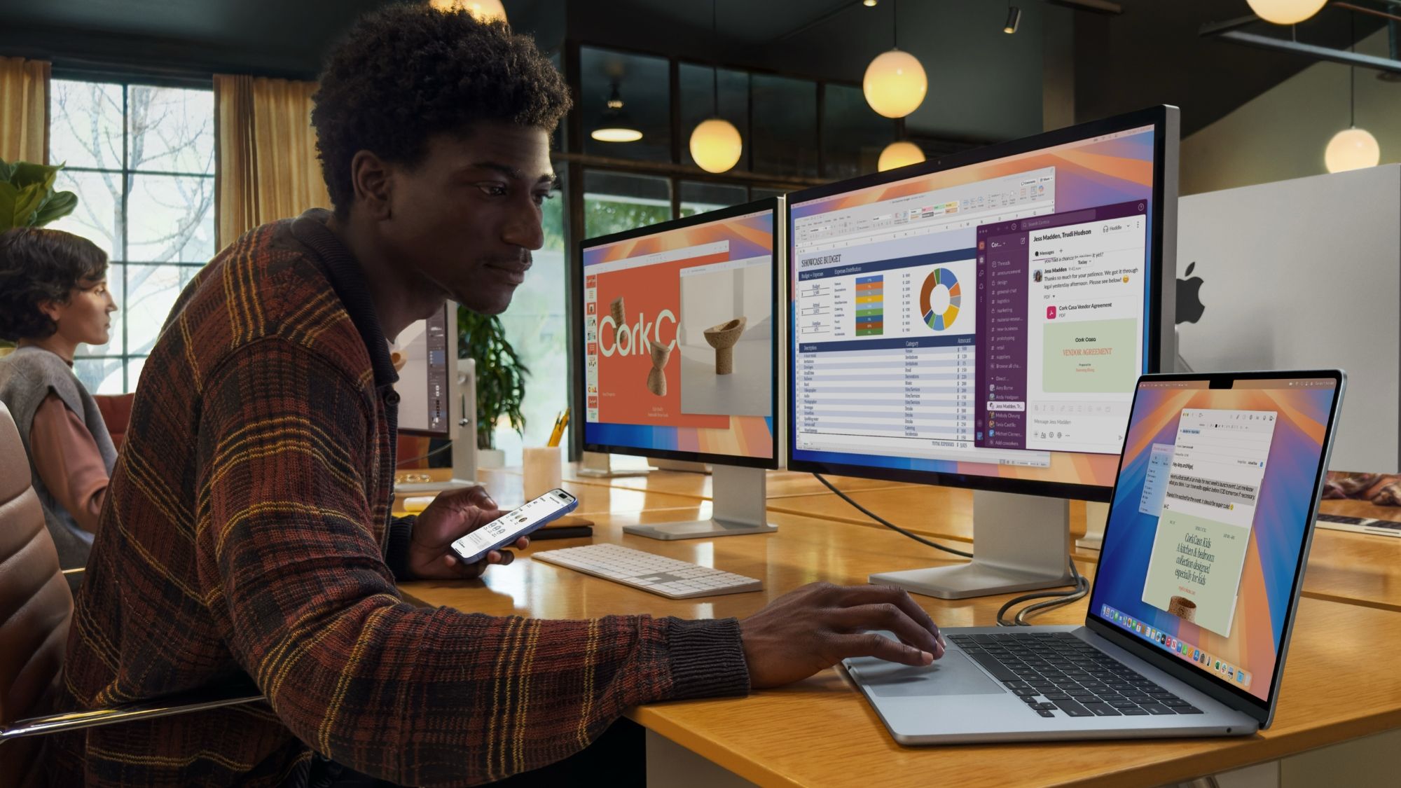 Homme utilisant un MacBook Air 2025.